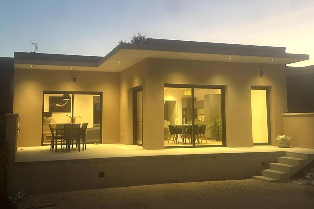 Cette petite maison dispose d'une terrasse et d'un coin repas. dans l'établissement Villa Saint Quentin La Poterie, à Saint-Quentin-la-Poterie