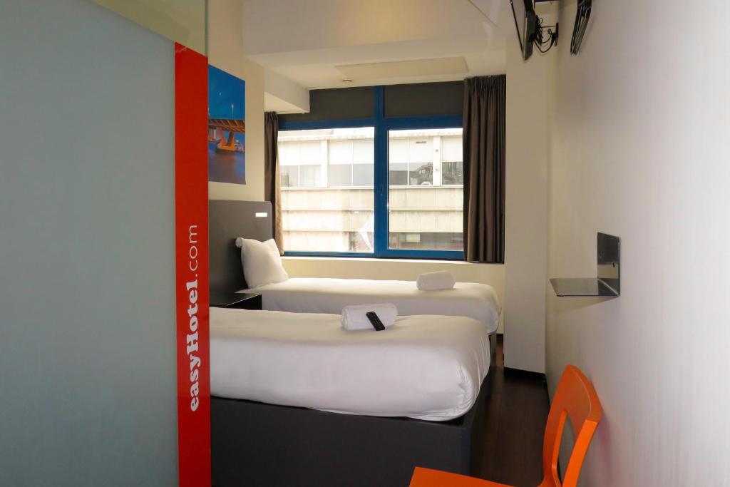 easyHotel Rotterdam City Centre - Resim 14