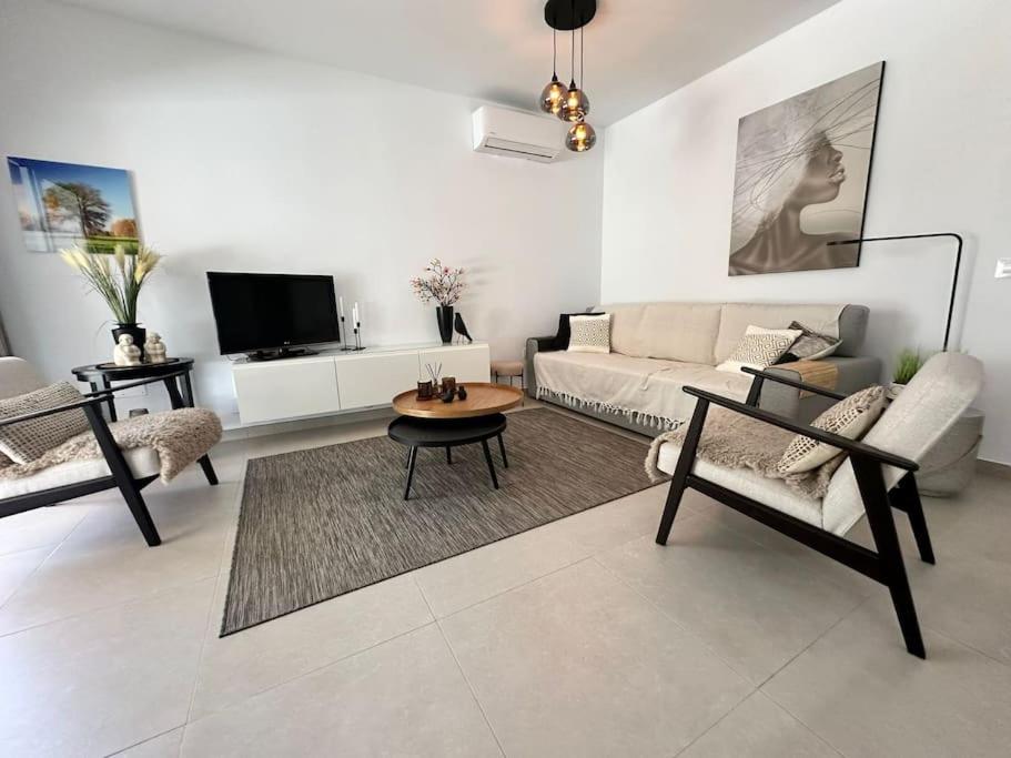 Posezení v ubytování New renovated appartment with beautiful view on cliffs and sea