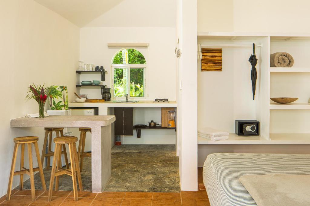 Kuchyň nebo kuchyňský kout v ubytování El Encuentro Surf Lodge