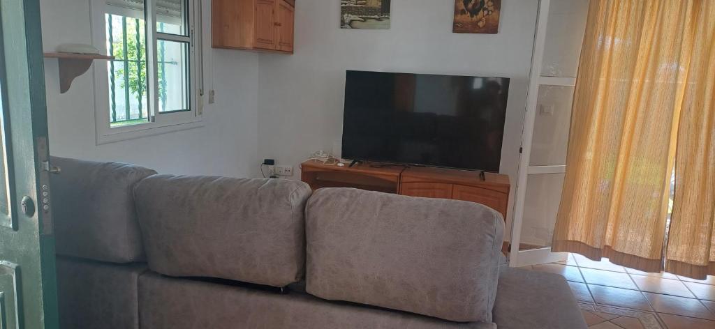 Televízia a/alebo spoločenská miestnosť v ubytovaní Casa con jardín privado cerca de la playa, para descansar y relajarse