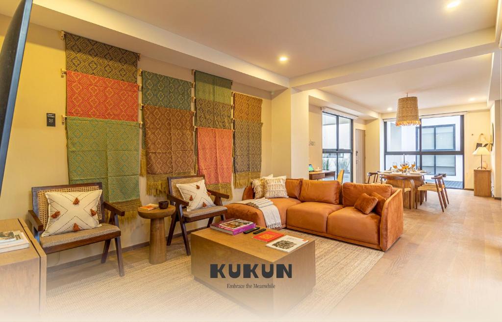 een woonkamer met een bank en een tafel bij Casa Colima by Kukun in Mexico-Stad