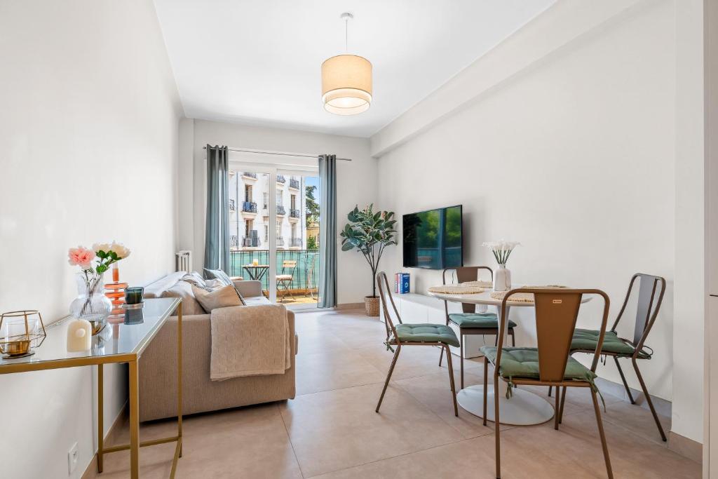 un salon avec une table et un canapé dans l'établissement Nice & Cosy - Central Apartment, à Nice