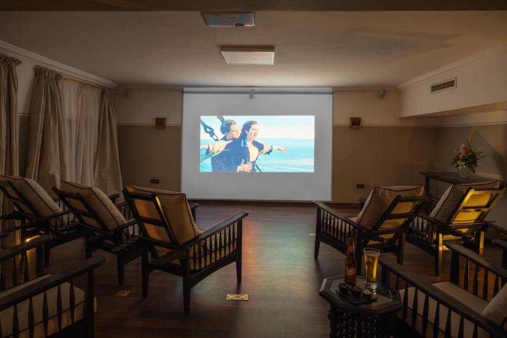 TV a/nebo společenská místnost v ubytování Heure Bleue Palais - Relais & Châteaux