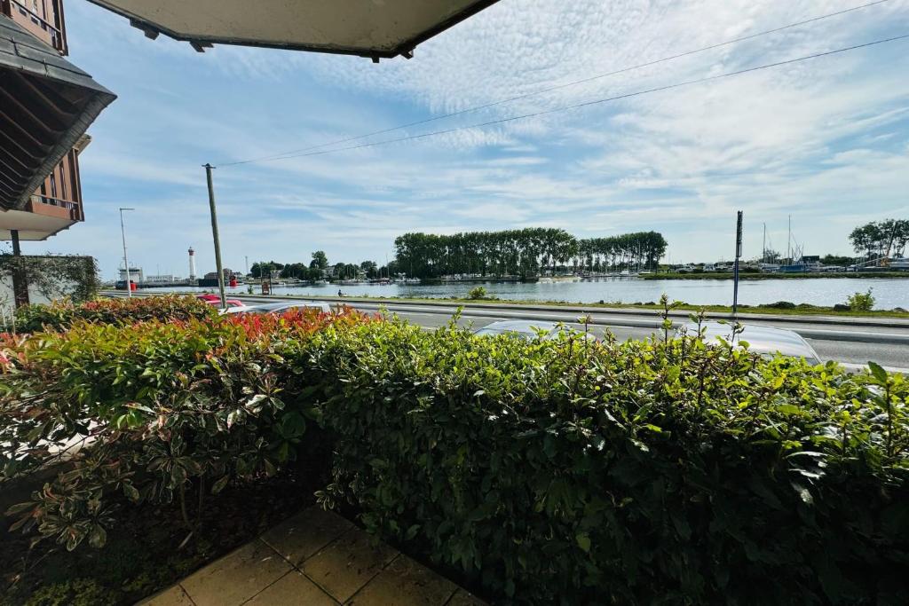 - une vue sur une rue fleurie et une route dans l'établissement Beautiful studio with terrace - harbour view, à Ouistreham
