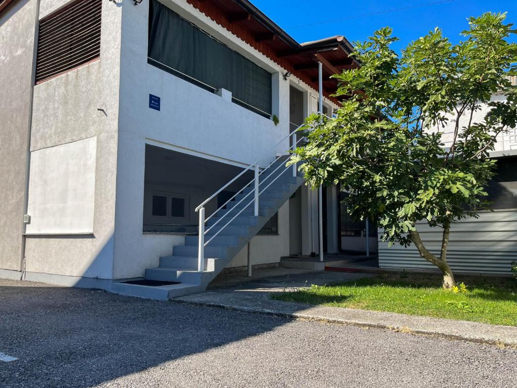 Apartmani MOSLAVINA i parking - Housity