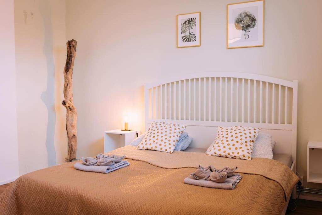 Postel nebo postele na pokoji v ubytování Cozy Bungalow inklusive free parking