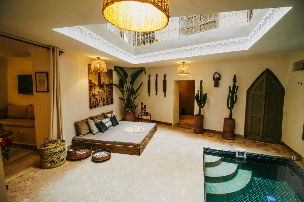 Bazén v ubytování Riad Shabi Kasbah nebo v jeho okolí