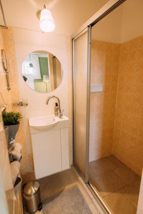 Koupelna v ubytování Cozy Bungalow inklusive free parking