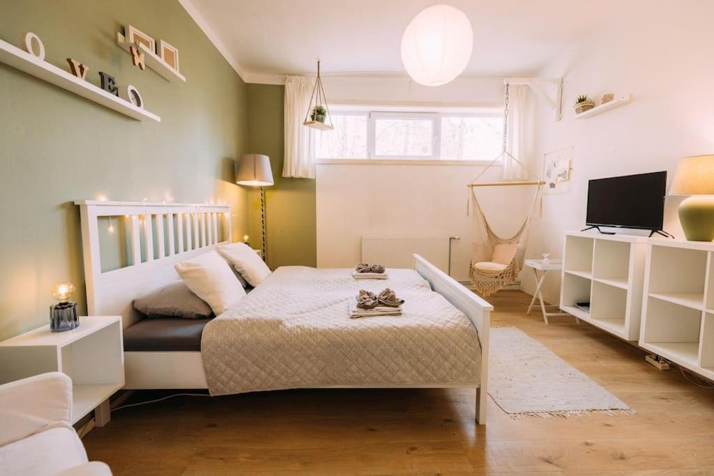 Postel nebo postele na pokoji v ubytování Cozy Bungalow inklusive free parking