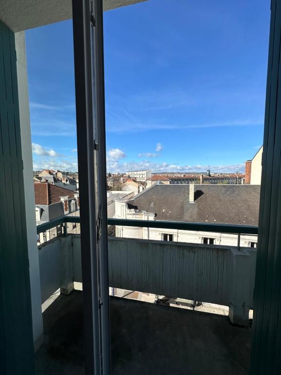 - une vue depuis la fenêtre d'un balcon dans l'établissement Charmant appartement en centre de Montluçon, à Montluçon