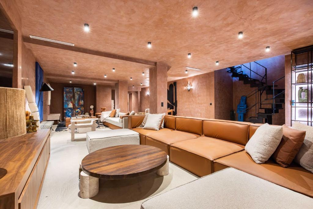 un salon avec un canapé et une table dans l'établissement Exceptional Duplex - 6BR-12P - Montorgueil, à Paris