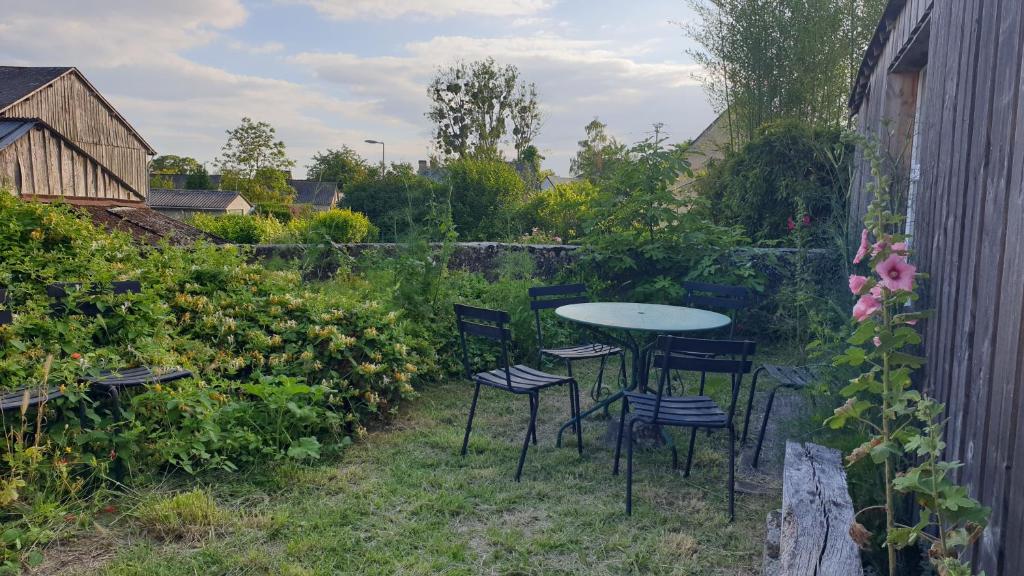 Vonkajšia záhrada v ubytovaní Gîte une histoire de village