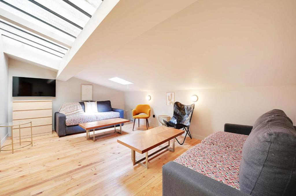 un salon avec un canapé et une table dans l'établissement Charming Apt - 2BD-10P - Buttes aux Cailles, à Paris