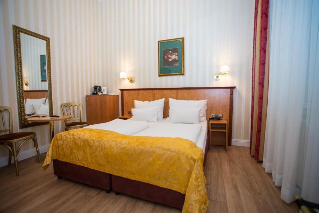 Postel nebo postele na pokoji v ubytování Pension Opera Suites I Self Check In