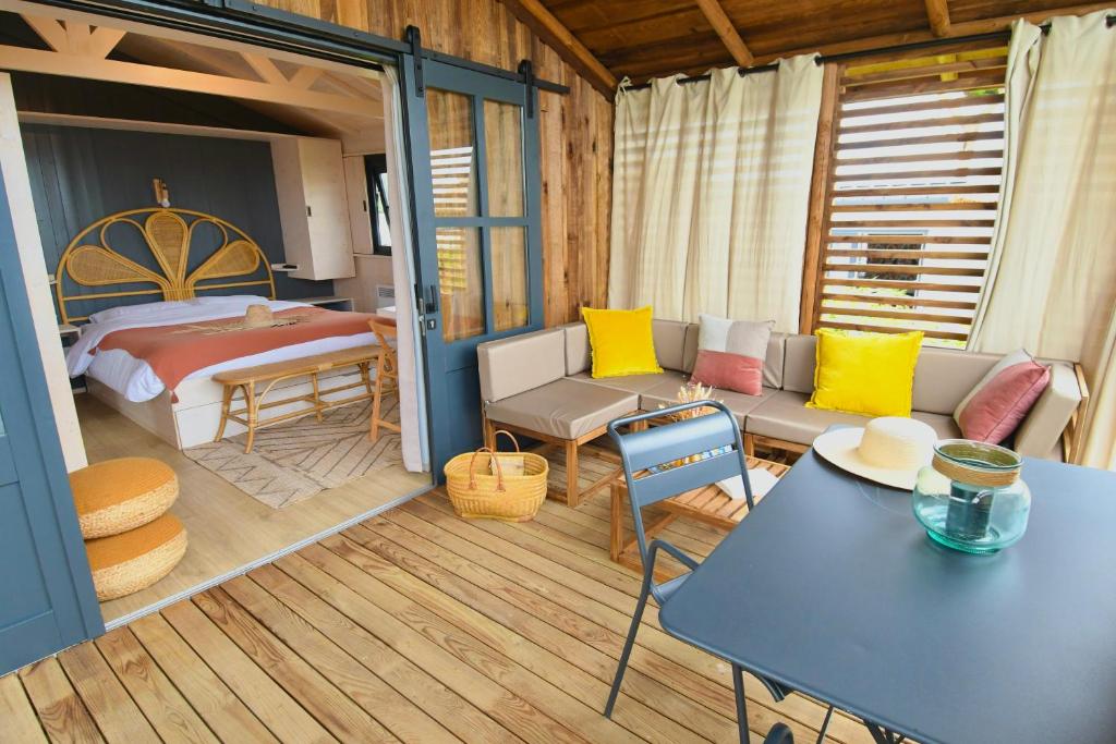 Postel nebo postele na pokoji v ubytování Camping de la côte des légendes