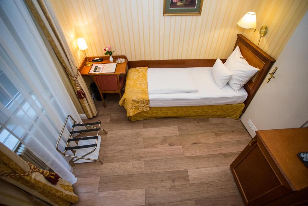 Postel nebo postele na pokoji v ubytování Pension Opera Suites I Self Check In