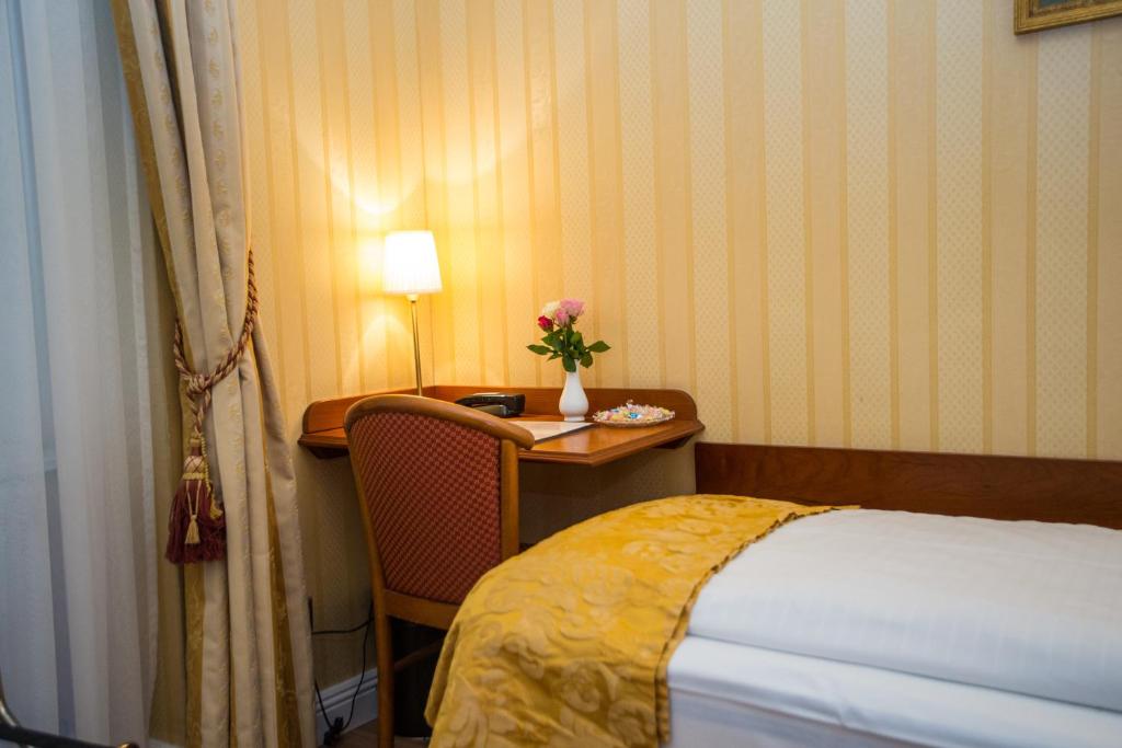 Postel nebo postele na pokoji v ubytování Pension Opera Suites I Self Check In