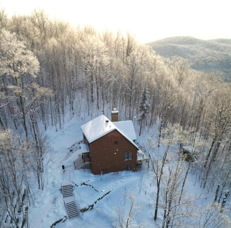 Le Montagnia escape to Tremblant with hot tub v zimě