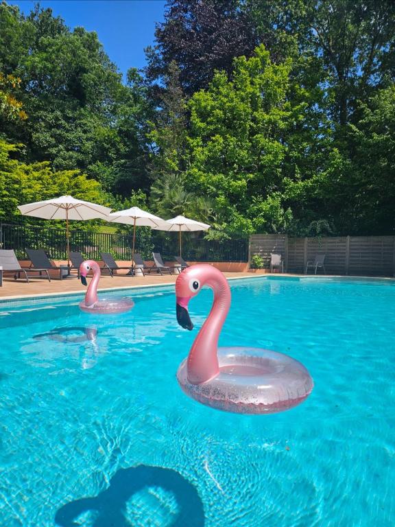 Bazén v ubytování Hôtel Chantaco Golf & Wellness nebo v jeho okolí