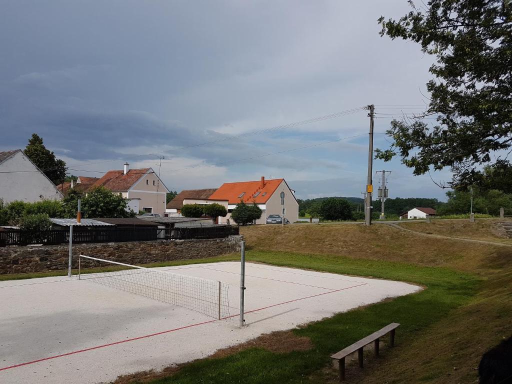 Tenis a/nebo squash v ubytování Chalupa u Otavy Horní Poříčí nebo okolí
