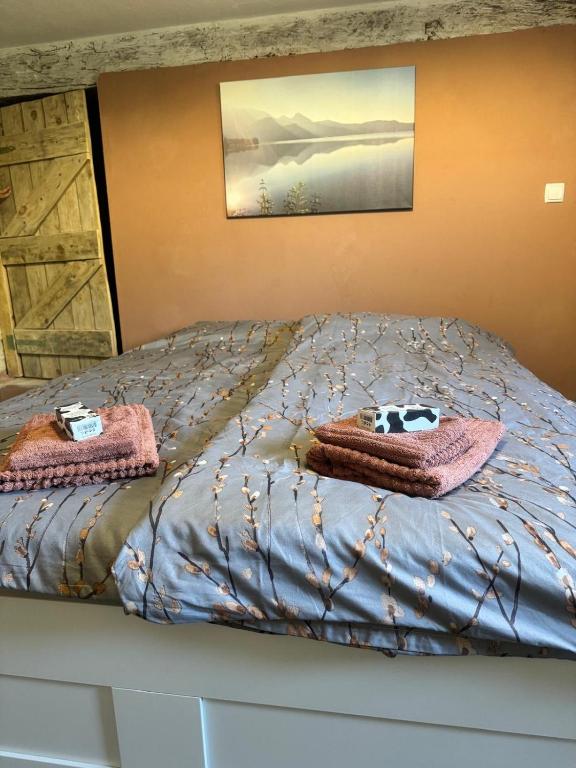 een slaapkamer met een bed met 2 kussens erop bij Yomoct in Kostandenets