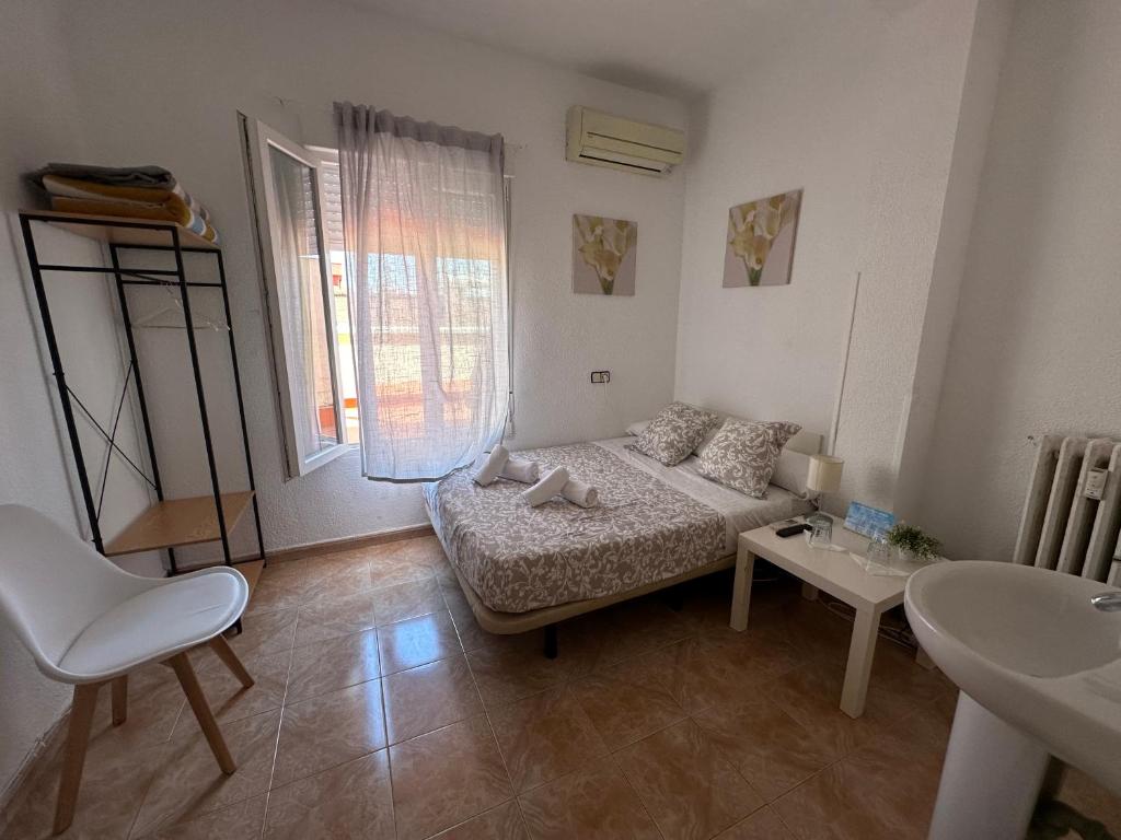 Postel nebo postele na pokoji v ubytování Hostal Arrate