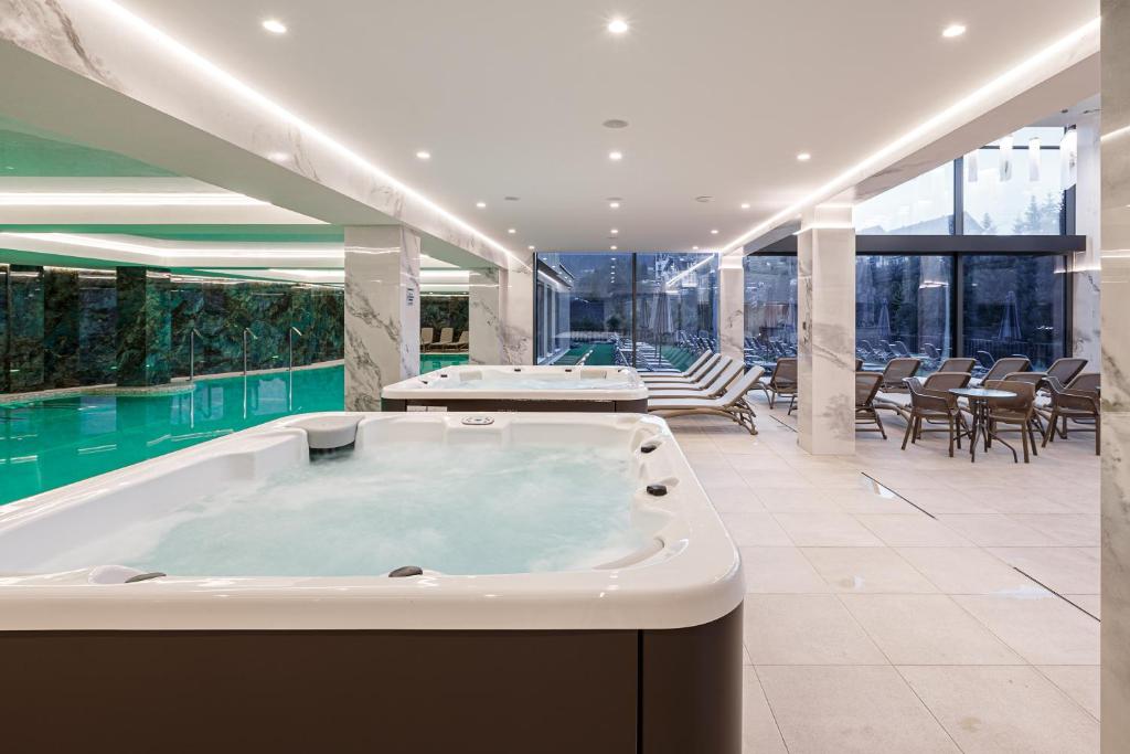 Bazén v ubytování Tavel Hotel & SPA nebo v jeho okolí