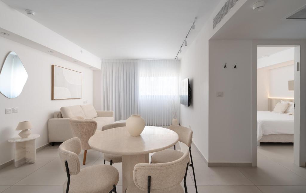 Nathan's Suites On The Beach的休息区
