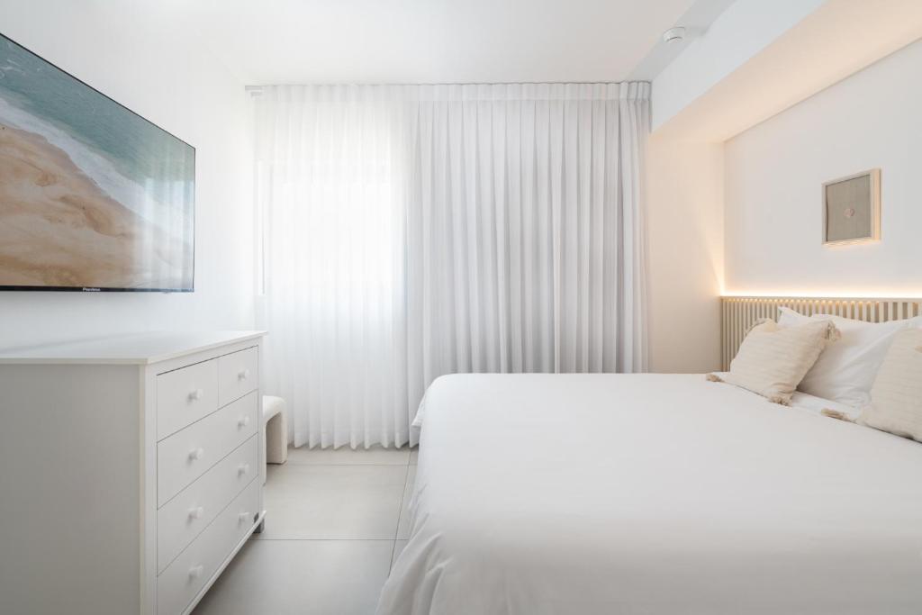 Ein Bett oder Betten in einem Zimmer der Unterkunft Nathan&#39;s Suites On The Beach