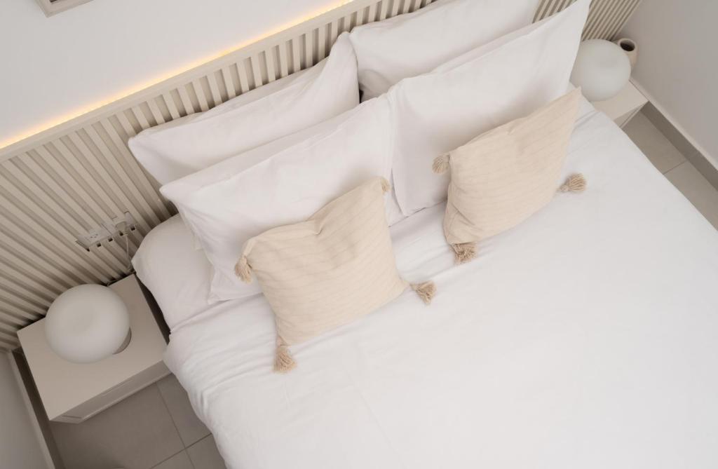 Ein Bett oder Betten in einem Zimmer der Unterkunft Nathan&#39;s Suites On The Beach