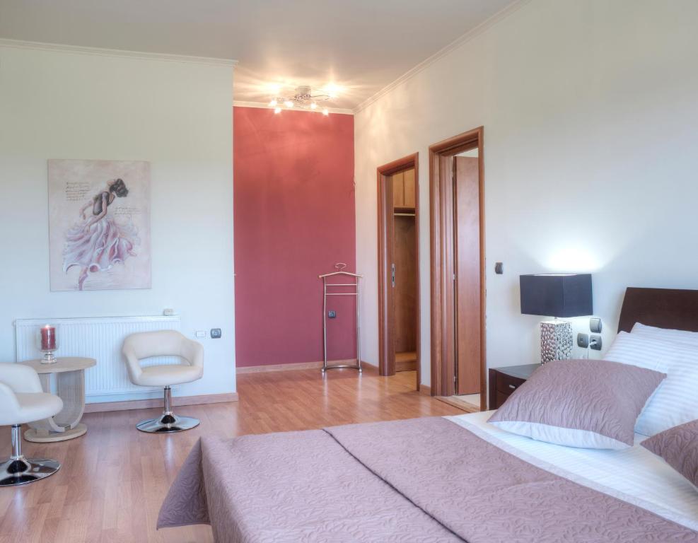 Łóżko lub łóżka w pokoju w obiekcie Villa Artemis