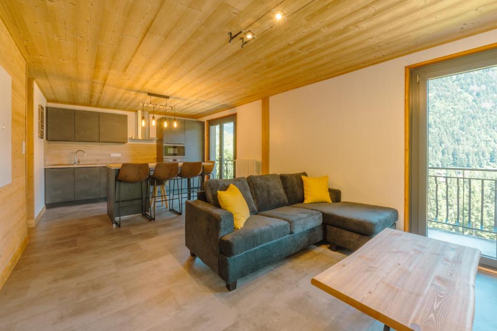 un salon avec un canapé et une table dans l'établissement Etoile des Vents 1, à Morzine