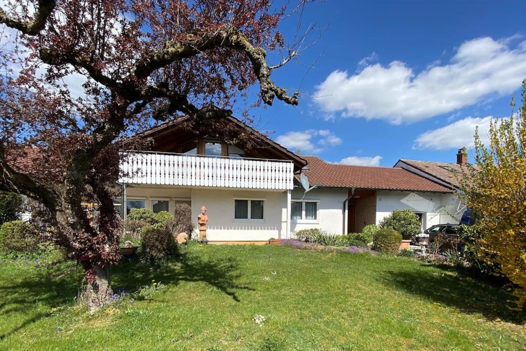 Taman di luar Gemütliche Wohnung bei Bad Waldsee mit Balkon