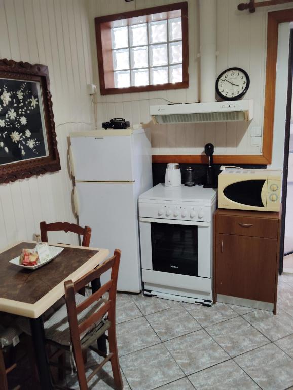 Kuchyňa alebo kuchynka v ubytovaní Erini Room