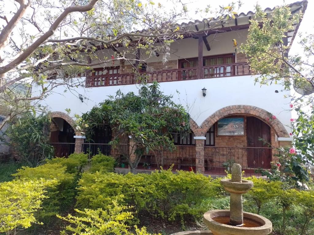 - Vistas externas a una casa con jardín en Rustic House, en Villa de Leyva