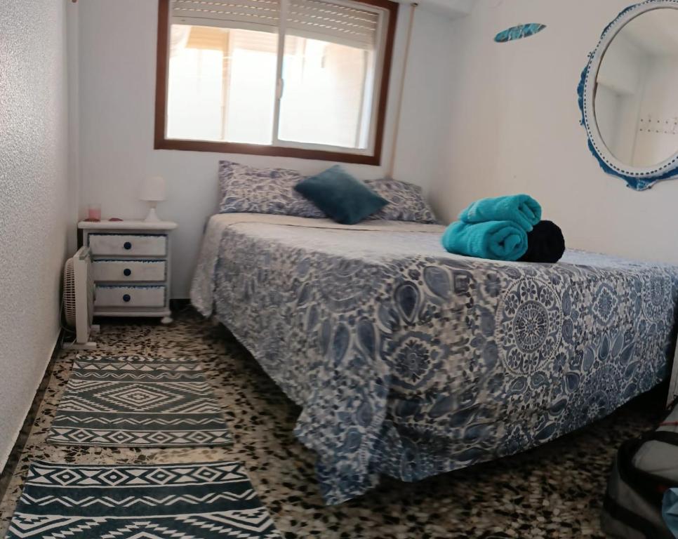 Posteľ alebo postele v izbe v ubytovaní BLUE DOUBLE PRIVATE ROOM AT FRONT BEACH - HABITACION en la playa piso compartido