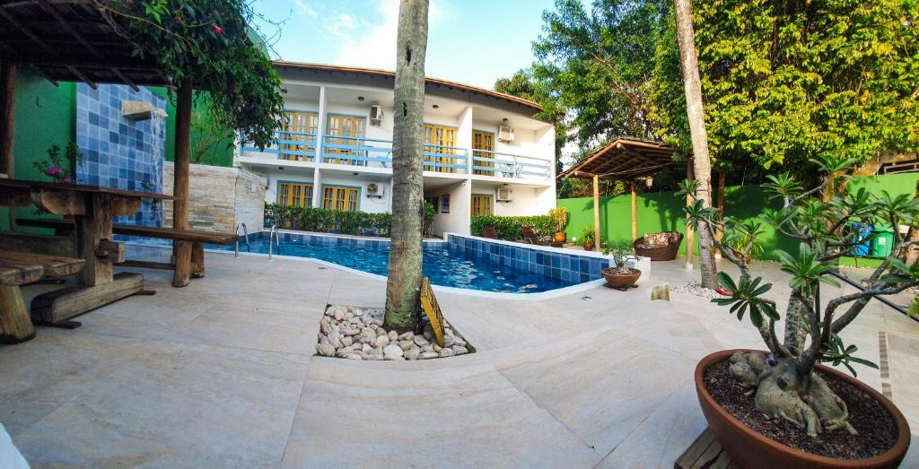 een huis met een zwembad in een tuin bij Hotel Estalagem Porto Seguro in Porto Seguro