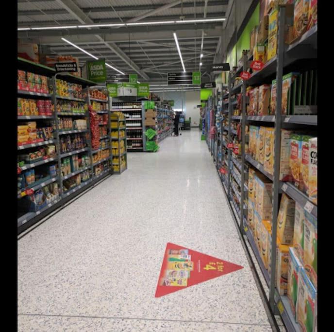 Supermarket nebo jiné obchody v  apartmánu nebo okolí