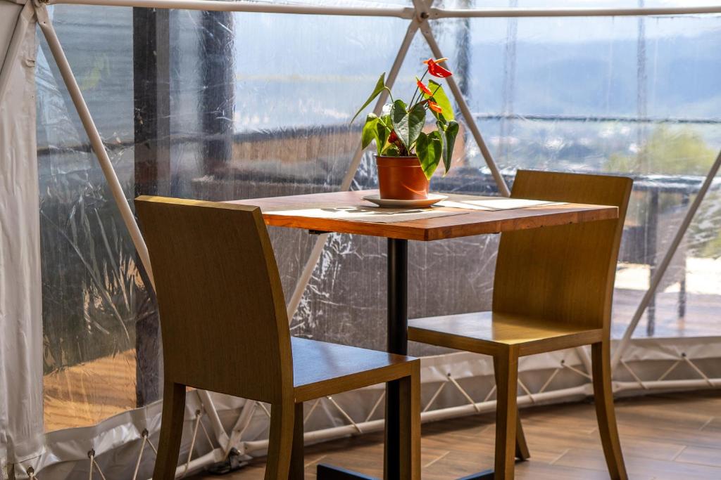 Nespecifikovaný výhled na hory nebo výhled na hory při pohledu z luxury tent