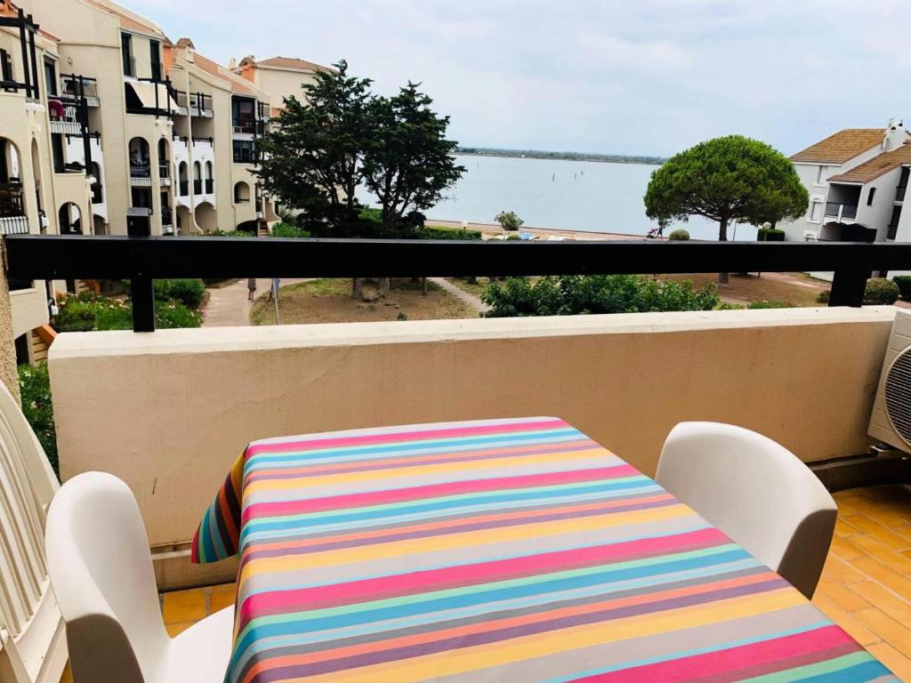 - une table sur un balcon avec vue sur l'océan dans l'établissement Résidence Parc Et Avenue Dominica - Appartement 2 pièces 4 couchages LE BARCARES - CLIMATISATION EN OPTION MAE-5784, au Barcarès