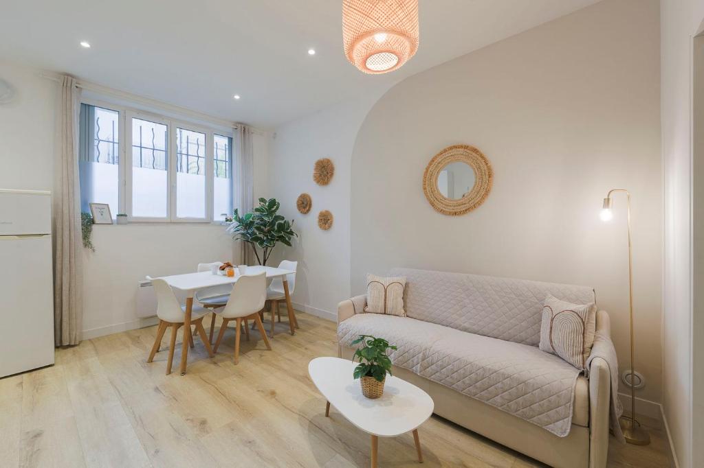 un salon avec un canapé et une table dans l'établissement BELLE DE MAI - Gare st Charles, à Marseille