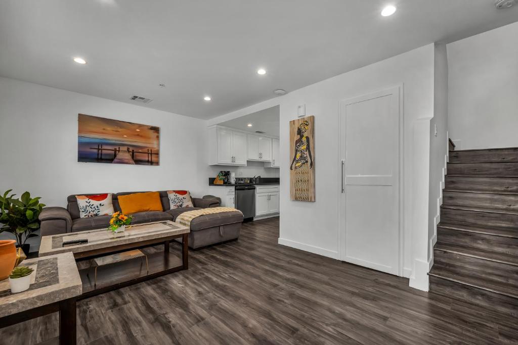 Dapur atau dapur kecil di Modern 2 Levels One-Bedroom Retreat in central Location in Hollywood