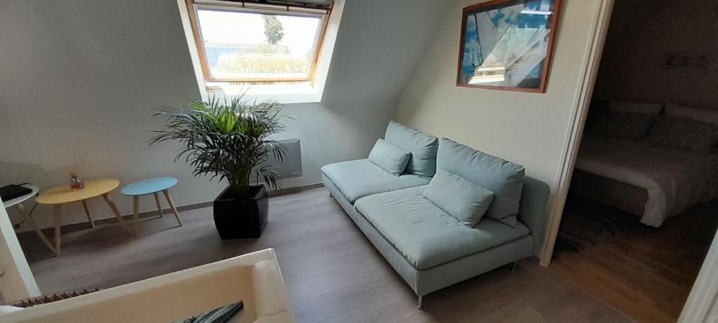 un salon avec un canapé et une table dans l'établissement Villa bord de mer, à Fouesnant