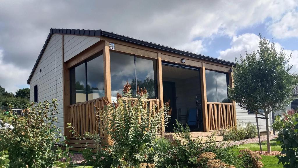 Ogród w obiekcie Chalet enchanteur à Arzal avec vue sur lac et piscine partagée