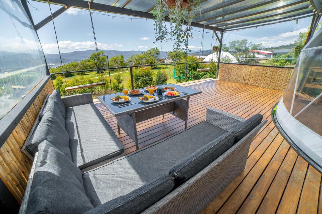 Nespecifikovaný výhled na hory nebo výhled na hory při pohledu z luxury tent