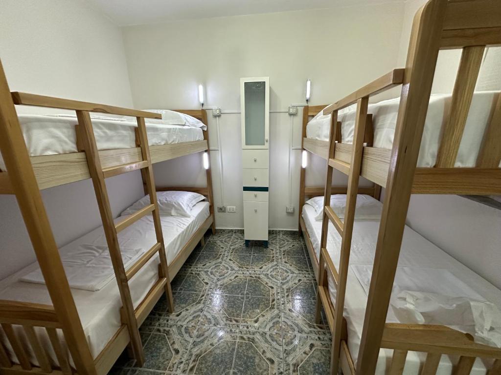 Postel nebo postele na pokoji v ubytování Tirana Lemon Breeze Hostel