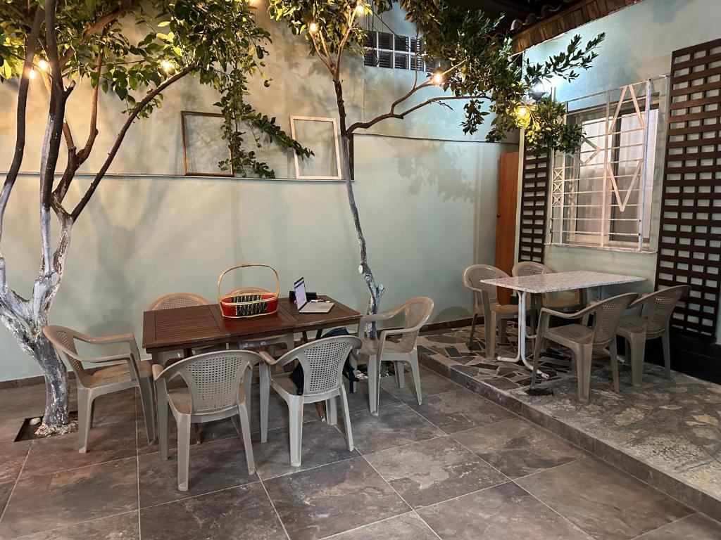 Restaurace v ubytování Tirana Lemon Breeze Hostel