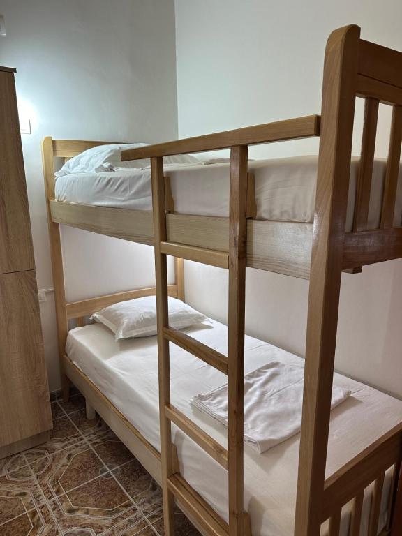 Postel nebo postele na pokoji v ubytování Tirana Lemon Breeze Hostel