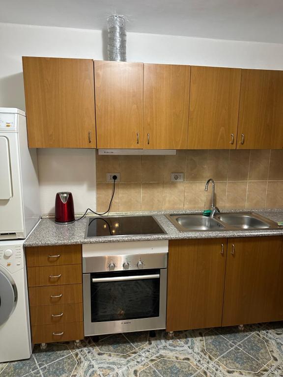 Kuchyň nebo kuchyňský kout v ubytování Tirana Lemon Breeze Hostel